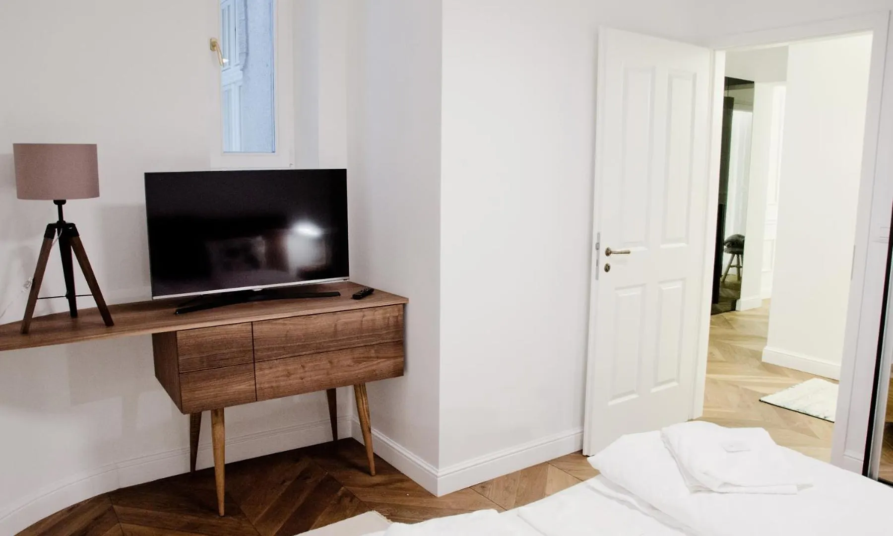 Luxury Apartment By Hi5 - Best Location 3-Br Budapest 0*,  Magyarország