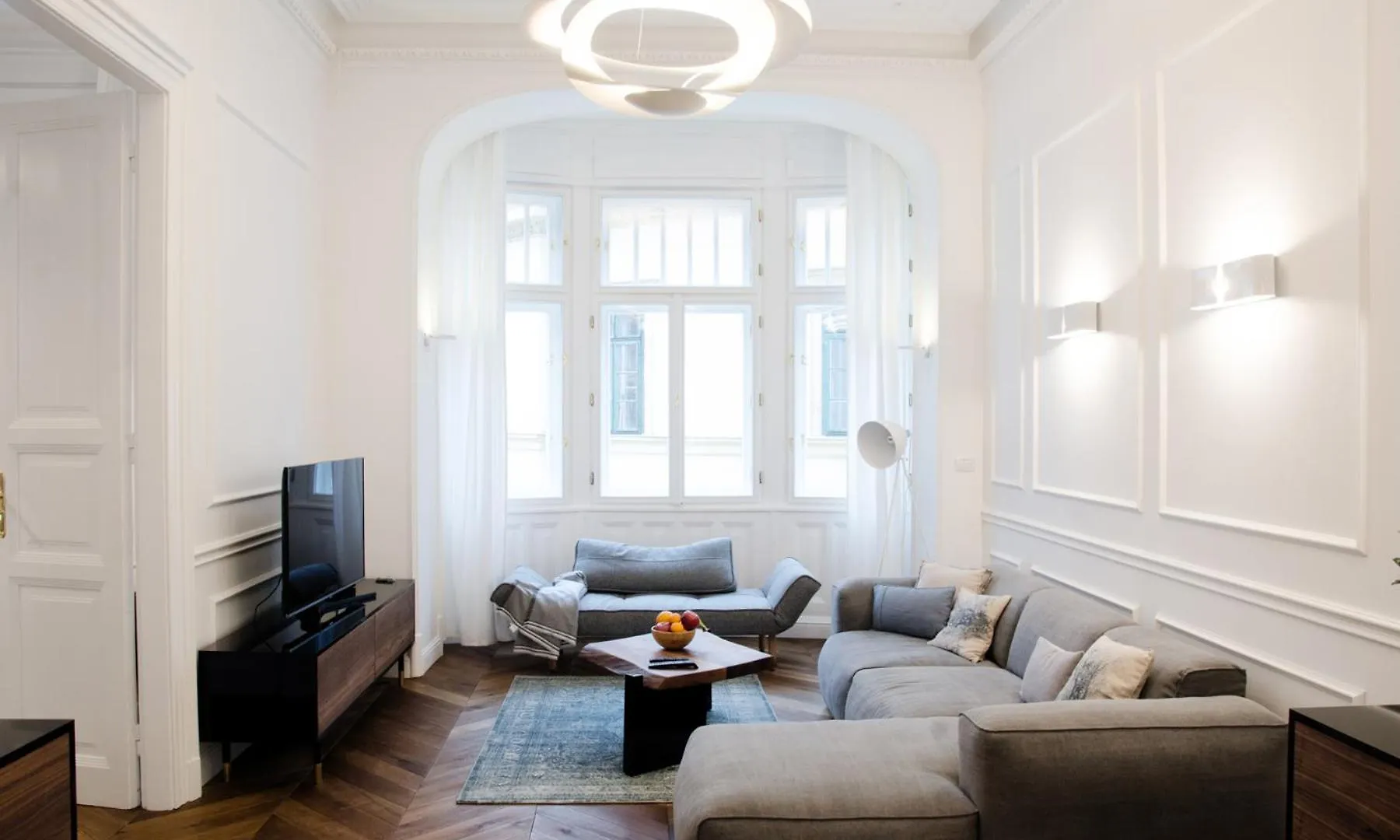 Luxury Apartment By Hi5 - Best Location 3-Br Budapest