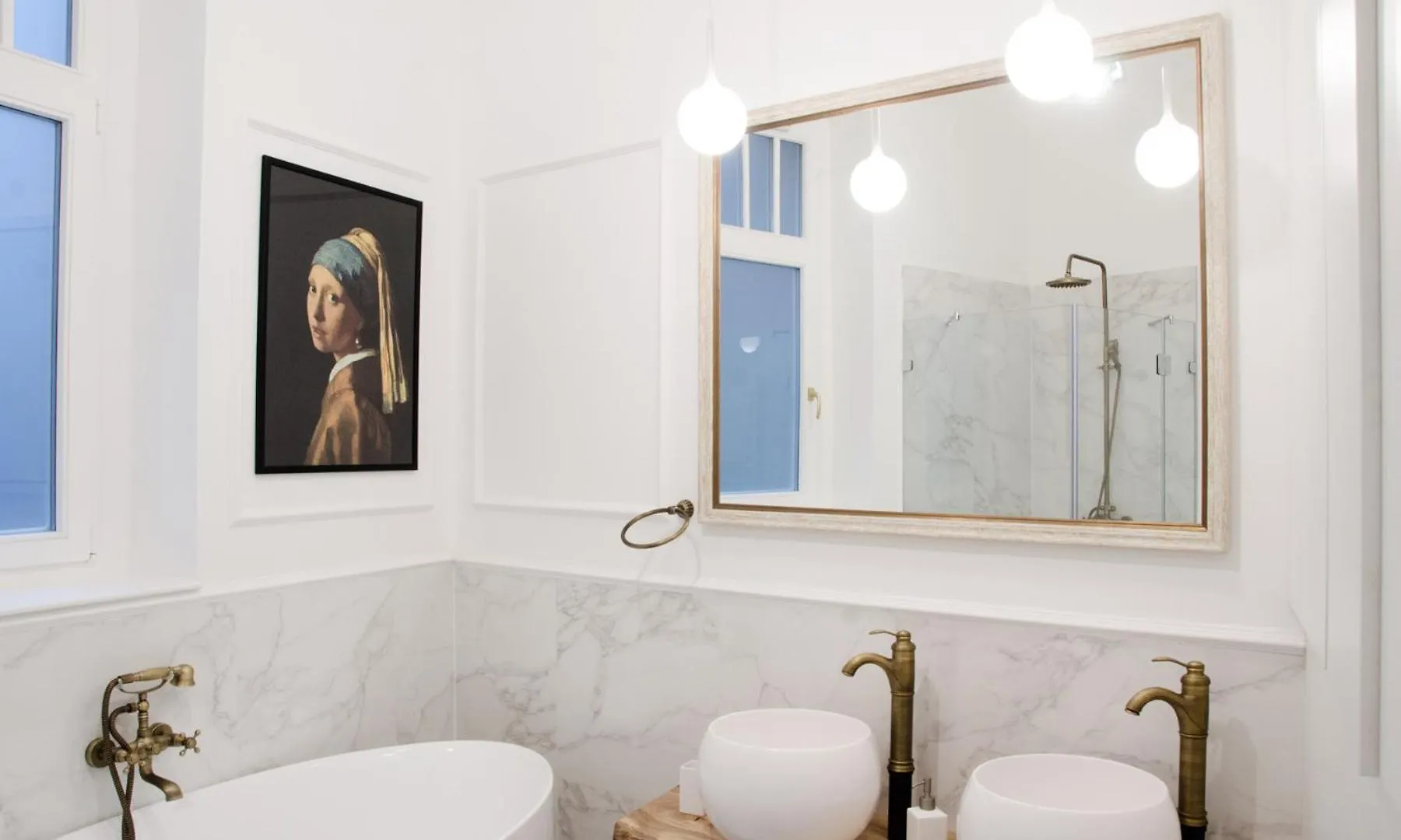 Luxury Apartment By Hi5 - Best Location 3-Br Budapest 0*,  Magyarország