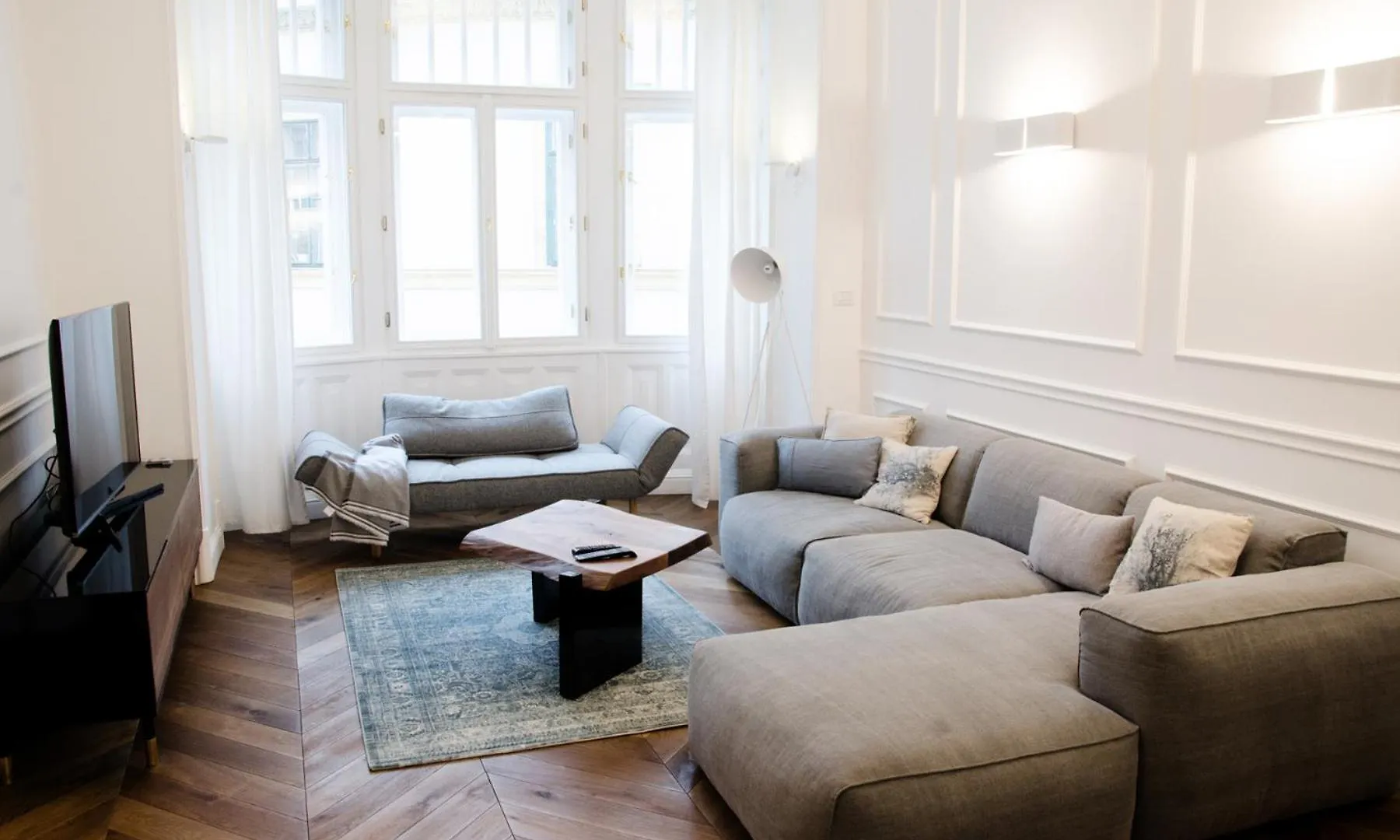 Luxury Apartment By Hi5 - Best Location 3-Br Будапешт 0*,  Венгрия